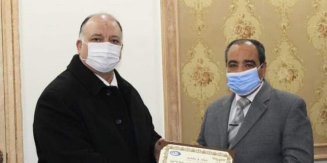 القابضة للمطارات تكرم أحد كوادرها لبلوغه سن التقاعد بحضور محروس