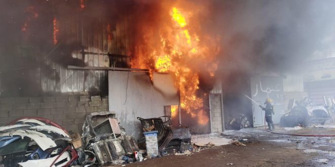 قوات الدفاع المدني تسيطر على حريق في مخزن أحد محلات الأثاث بالغردقة