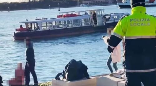 خلعت ملابسها والتقطت صورا عارية أمام نصب تذكاري.. الشرطة تطرد سائحة تشيكية