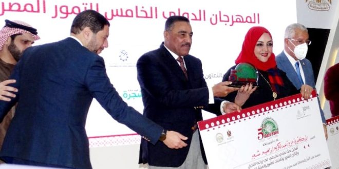 باحثة مصرية تحصل علي جائزة أفضل بحث علمي في تنقية وزراعة التمور.