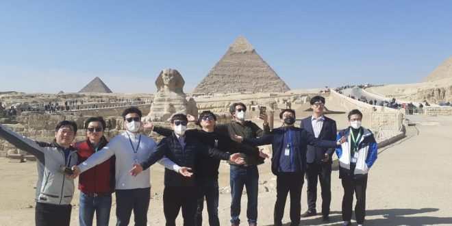 أهرامات الجيزة تستقبل رئيس هيئة التراث الثقافي بكوريا الجنوبية
