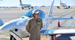 أصغر طيار المغامرة البلجيكية تهبط في السعودية بعد رحلة انفرادية حول العالم