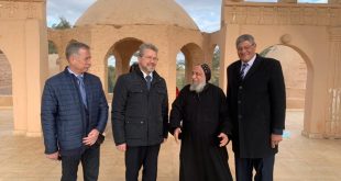 سفير لتوانيا ونقيب السياحيين يفتتحان معرض الايقونات البرونزية