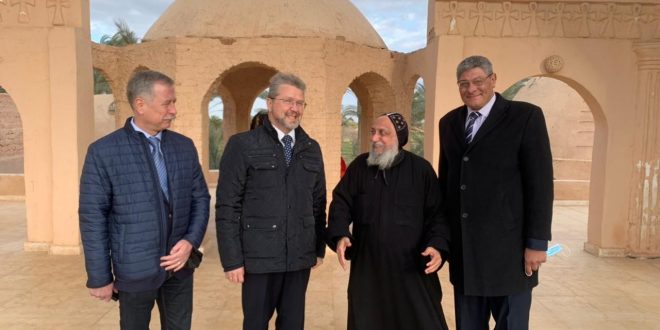 سفير لتوانيا ونقيب السياحيين يفتتحان معرض الايقونات البرونزية