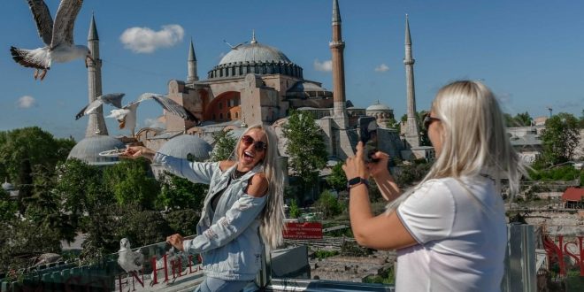 مقاصد أقل تكلفة.. قلق في تونس والأردن على السياحة مع انهيار الليرة التركية