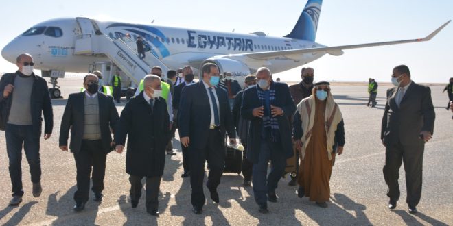 وصول أولي رحلات مصر للطيران إلي مطار الخارجة بالوادي الجديد