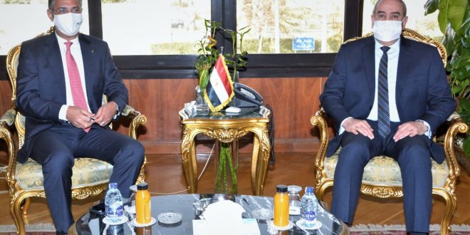 وزير الطيران المدني يبحث أوجه التعاون مع رئيس الهيئة القومية للبريد