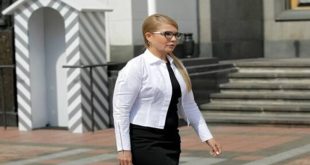 رئيسة وزراء اوكرانيا السابقة تحمل سلاح كلاشنكوف ومستعدة للقتال.
