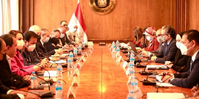 4 وزراء يبحثون استعدادات مصر كضيف شرف في منتدى بطرسبرج الاقتصادى في يونيه