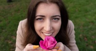 بعد الإصابة بـ "كوفيد".. فتاة تستعيد حاسة الشم لأول مرة منذ 25عامًا