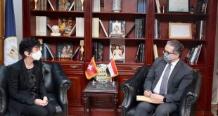 العناني يبحث مضاعفة أعداد السياح السويسريين ويكشف تطوير خدمات بالمتاحف