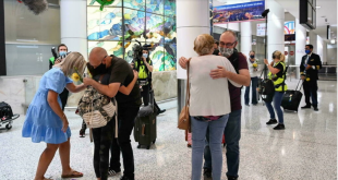 أستراليا تعيد فتح حدودها أمام السياح بعد عامين من قيود سفر صرامة