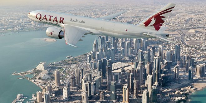 راكب بالقطرية يحاول فتح باب الطائرة في الجو ويثير حالة من هلع