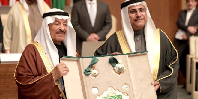 البرلمان العربي يمنح "العثيم" وسام "رواد التنمية العربية" كأول شخصية عربية