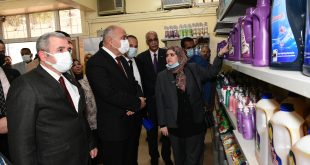 محافظ قنا يفتتح معرضا للمنتجات البترولية وزيوت السيارات بالديوان العام 