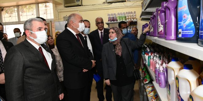 محافظ قنا يفتتح معرضا للمنتجات البترولية وزيوت السيارات بالديوان العام 