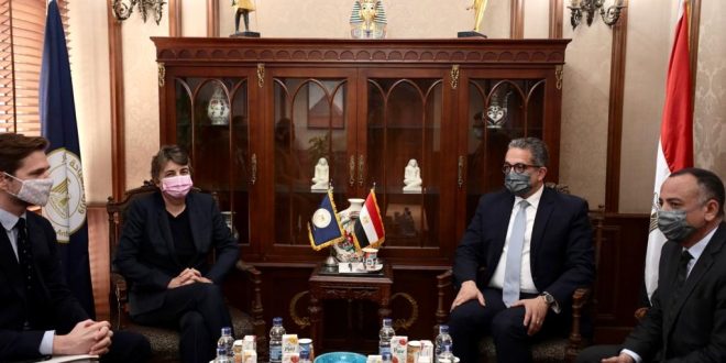 العناني ورئيس متحف اللوفر يبحثان التدريب وتبادل الخبرات في العمل المتحفي