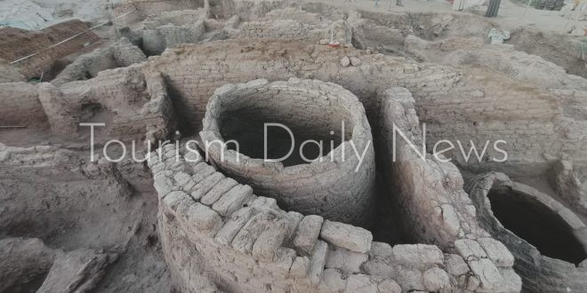 الكشف عن مركز إداري آثري يرجع إلى العصر الانتقالي الأول بمدينة كوم امبو