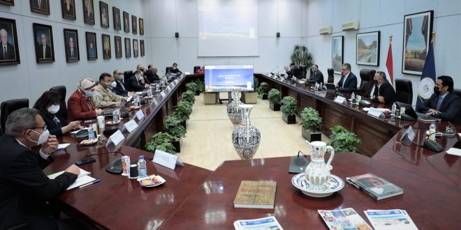 طلاء المباني بمحيط المتحف الكبير وعلى طريق والإسكندرية الصحراوى