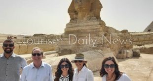 براد سميث رئيس شركة مايكروسوفت العالمية يزور منطقة أهرامات الجيزة