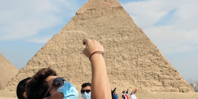 المصريون ينفقون 3 مليارات دولار على السياحة الداخلية وترحيب بتحفيز الطيران