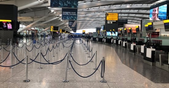شلل في المطارات البريطانية بسبب نقص الموظفين نتيجة الإصابة بفيروس كورونا