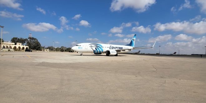 أولى رحلات مصر للطيران وصلت مطار بنغازي بليبيا بعد توقف 8 سنوات