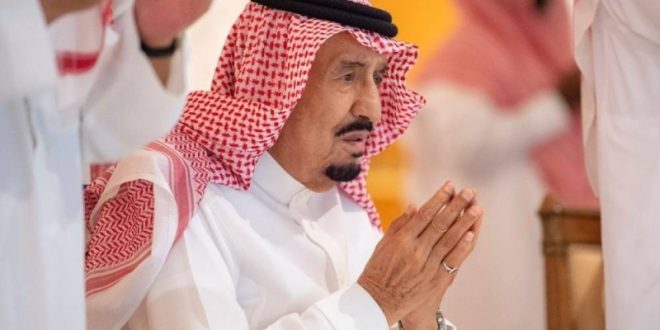 خادم الحرمين يؤدي صلاة التراويح في مكة ويشهد ختم القرآن ليلة 29 من رمضان