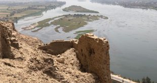 مصر تعلن الكشف عن نقطة تفتيش وبقايا معبد و85 مقبرة من العصر البطلمي بسوهاج