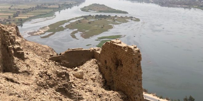 مصر تعلن الكشف عن نقطة تفتيش وبقايا معبد و85 مقبرة من العصر البطلمي بسوهاج