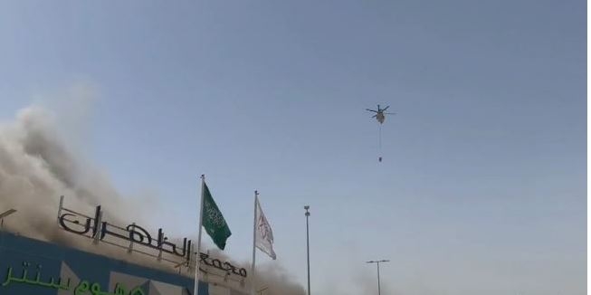 الطيران السعودي يشارك في إخماد نيران مجمع الظهران مول