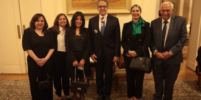 يمنحه الإمبراطور .. العناني يتسلم وسام الشمس المشرقة من الحكومة اليابانية