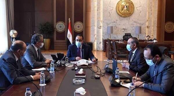 مدبولي يوجه العناني بالبحث عن أسواق لتعويض السياحة الروسية والأوكرانية