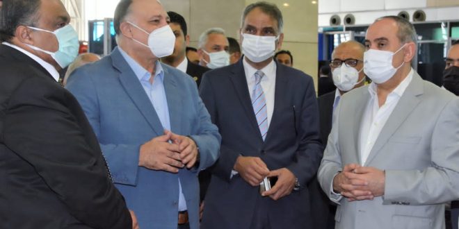 وزير الطيران يتفقد مطار القاهرة لمتابعة انتظام التشغيل وتهنئة العاملين والمسافرين