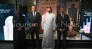 وفد وزارة السياحة والآثار يزور معرض شطر المسجد بالسعودية
