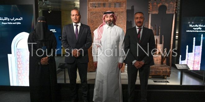 وفد وزارة السياحة والآثار يزور معرض شطر المسجد بالسعودية