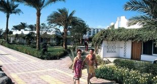 استمرار التشطيبات النهائية لمظلات انتظار السيارات بسفاجا ضمن خطة السياحة