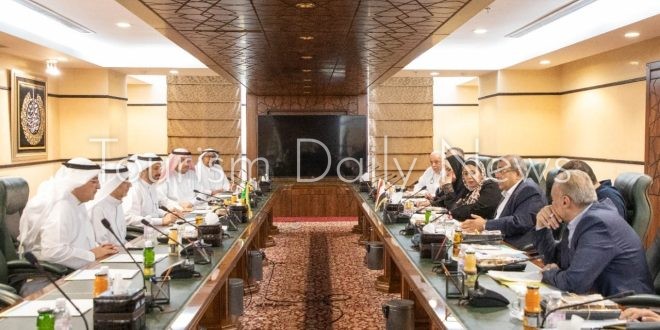 سامية سامي رئيس اللجنة العليا للعمرة والحج تجتمع مع مسئولي شركة مطوفي حجاج الدول العربية لتنسيق الخدمات المقدمة لحجاج السياحة