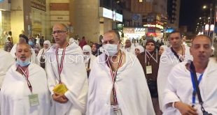 درع محافظة قنا لرئيس بعثة حجاج الجمعيات بمكه المكرمة