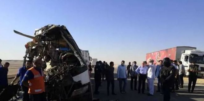 مصرع 22 شخصا وإصابة 33 في تصادم أتوبيس عام وسيارة نقل بالصحراوى الشرقى