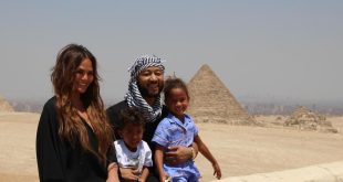 منطقة أهرامات الجيزة تستضيف المطرب الأمريكي المشهور جون ليچند وأسرته
