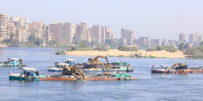 إستمرار اعمال تكريك مجري نهر النيل بسوهاج