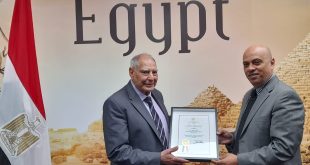 قنصل مصر باستراليا يمنح شهادة تقدير للإعلامي كمال ابرام عن إذاعة صوت الجاليه