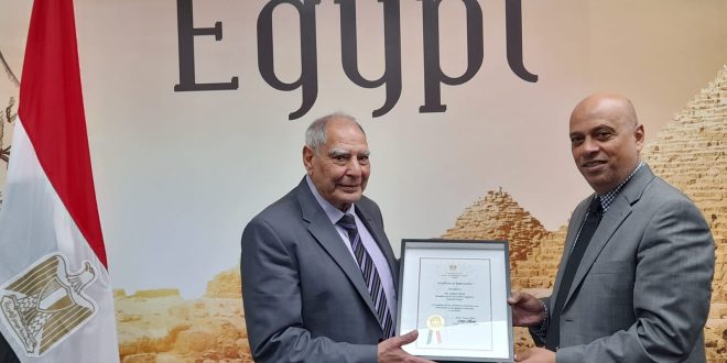 قنصل مصر باستراليا يمنح شهادة تقدير للإعلامي كمال ابرام عن إذاعة صوت الجاليه