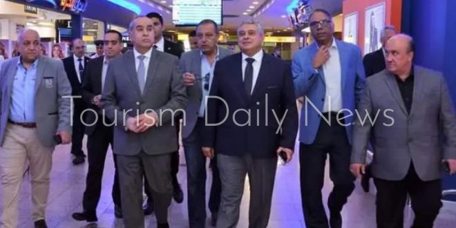 وزير الطيران يتابع حركة التشغيل بمطار القاهرة ويهنئ العاملين بالعيد 