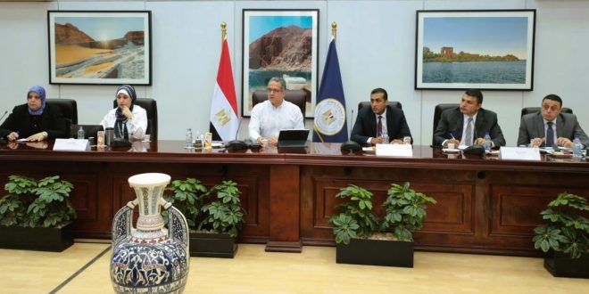 وزير السياحة والآثار يناقش استعدادات وتحضيرات بدء الموسم الجديد للعمرة