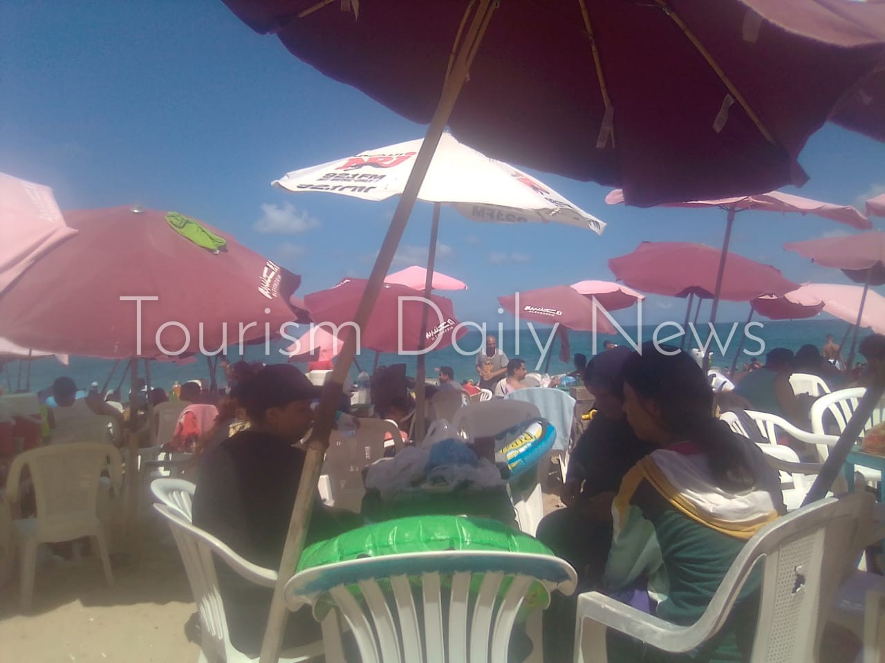 كاميرا تورزم ديلي نيوز علي شواطئ الإسكندرية وتغيب الاطفال عن ذويهم بكثرة