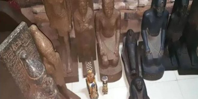 ضبط 22 قطعة أثرية مع مقيم بطهطا
