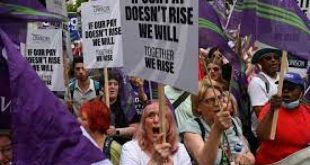 بريطانيا تشهد أسوأ إضرابات لعمال القطارات والبريد وشحن السفن هذا الأسبوع