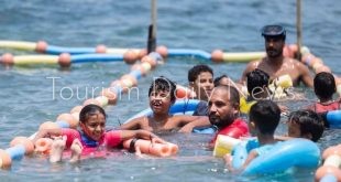 السياحة تحتفي بالمكفوفين وتنشر صورهم في افتتاح أول شاطئ لفاقدي البصر بمصر
